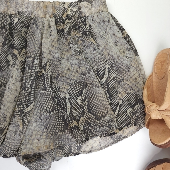 Show Me Your Mumu Snakeskin Print Sheer Layered Shorts Sz XS - Picture 10 of 14